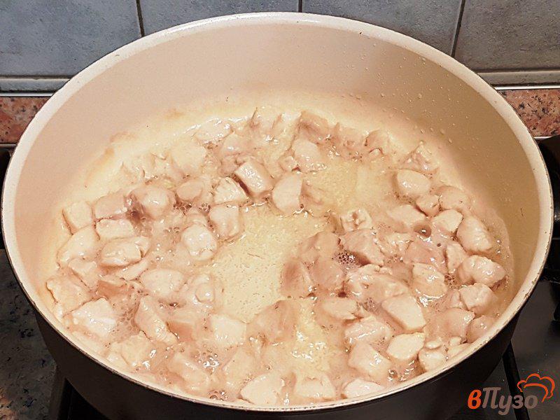 Фото приготовление рецепта: Гречневая каша с куриным филе и овощами шаг №6