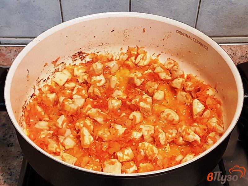 Фото приготовление рецепта: Гречневая каша с куриным филе и овощами шаг №7