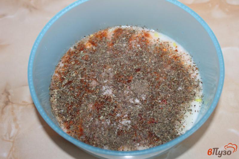 Фото приготовление рецепта: Антрекоты маринованные с луком в Тане шаг №4