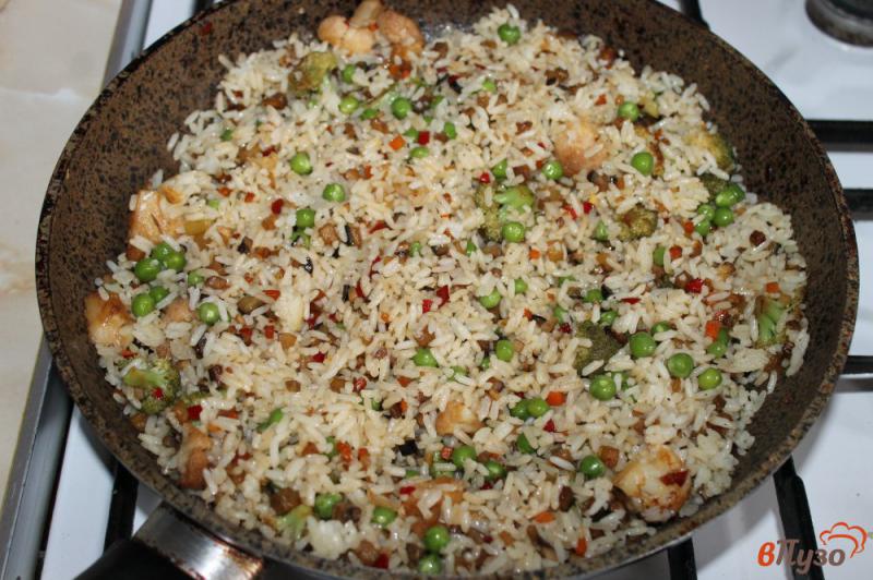 Фото приготовление рецепта: Рис с овощами шаг №6