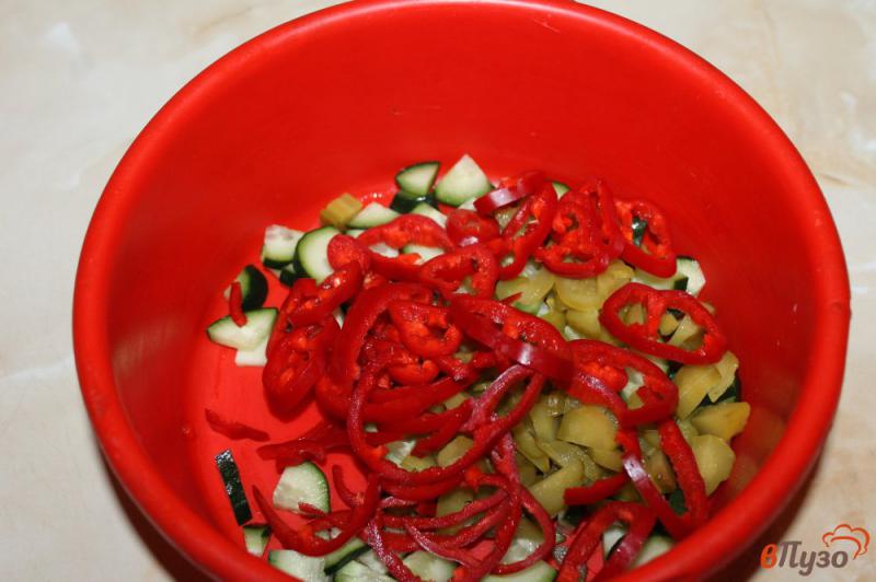 Фото приготовление рецепта: Салат из соленых огурцов и перца шаг №3