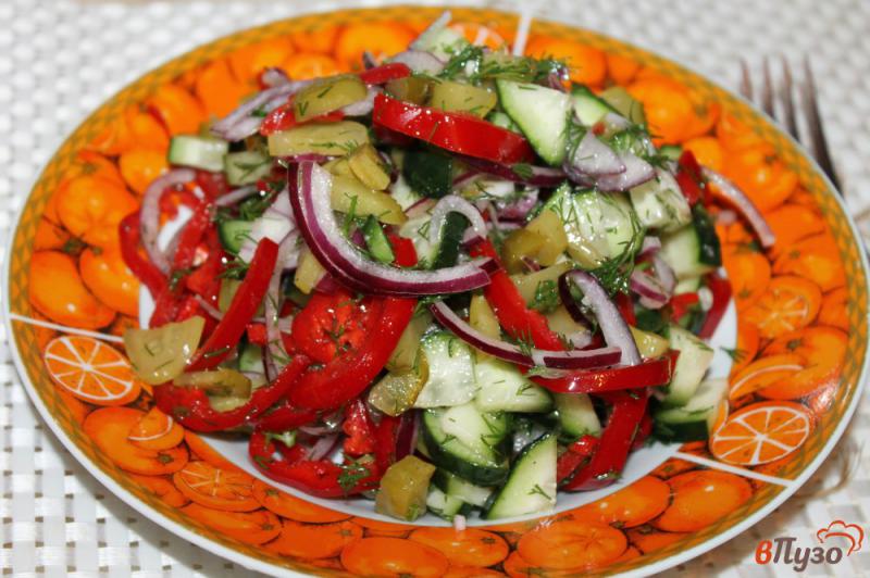 Фото приготовление рецепта: Салат из соленых огурцов и перца шаг №6