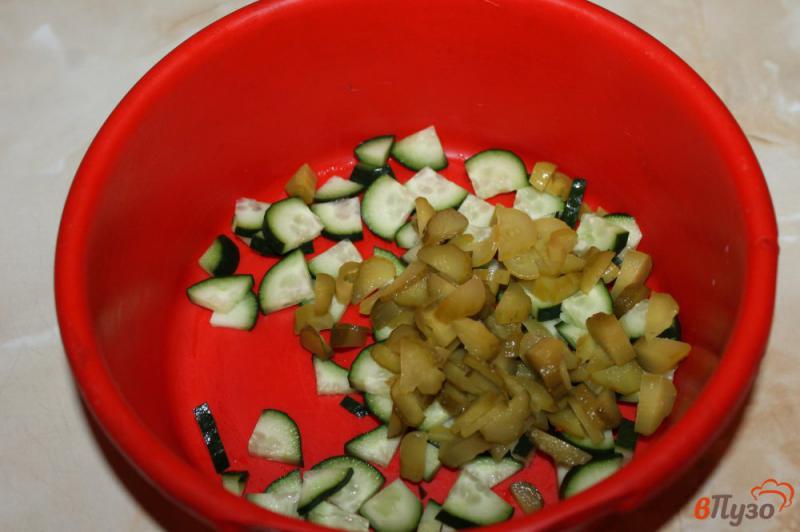 Фото приготовление рецепта: Салат из соленых огурцов и перца шаг №2