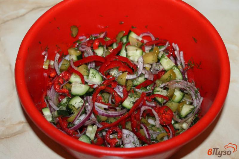 Фото приготовление рецепта: Салат из соленых огурцов и перца шаг №5