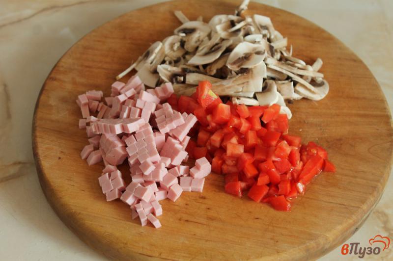 Фото приготовление рецепта: Бутерброды с колбасно - грибной начинкой на завтрак шаг №1