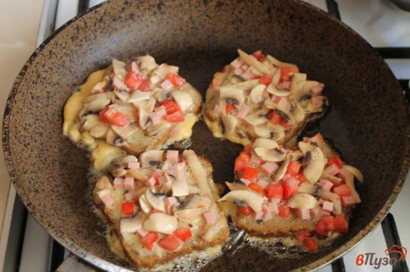 Фото приготовление рецепта: Бутерброды с колбасно - грибной начинкой на завтрак шаг №4