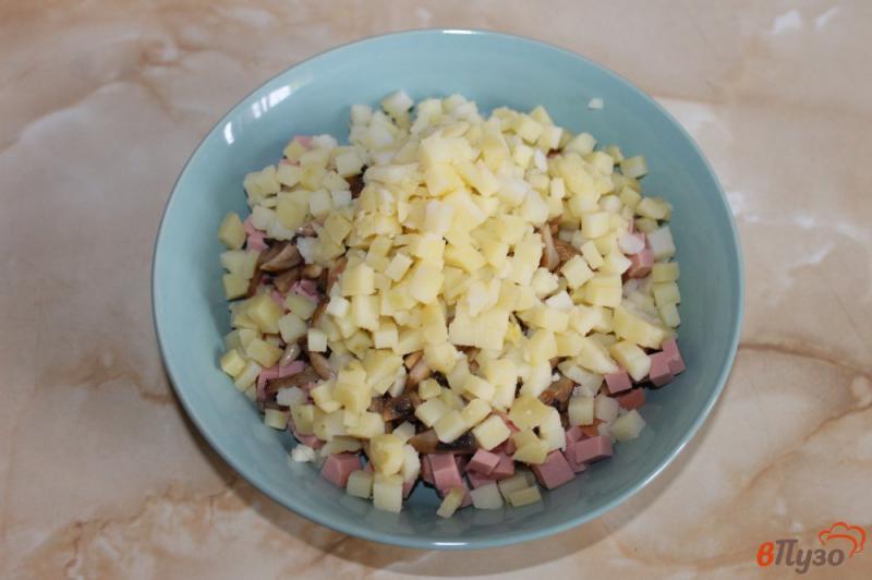 Фото приготовление рецепта: Салат из колбасы, яиц и грибов шаг №2