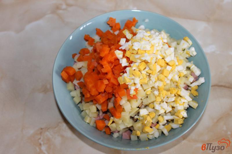 Фото приготовление рецепта: Салат из колбасы, яиц и грибов шаг №4