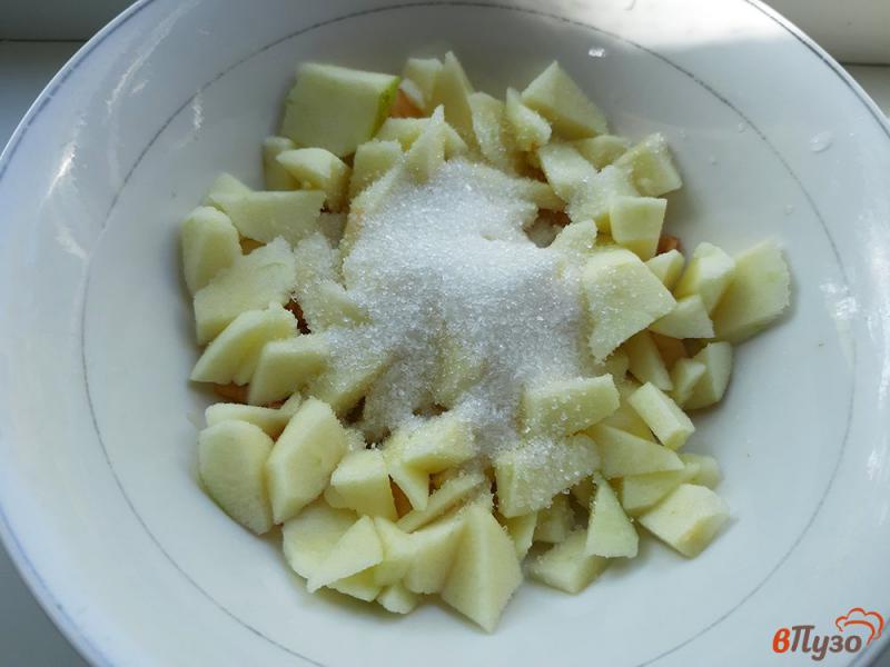 Фото приготовление рецепта: Дрожжевой пирог с яблоками шаг №5