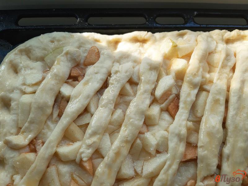 Фото приготовление рецепта: Дрожжевой пирог с яблоками шаг №11