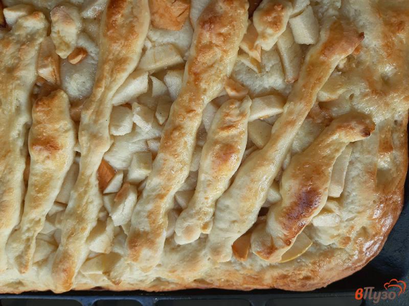 Фото приготовление рецепта: Дрожжевой пирог с яблоками шаг №12