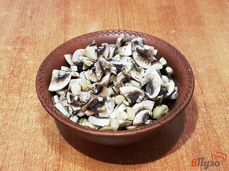 Фото приготовление рецепта: Жареные грибы с пряностями в сметане шаг №3