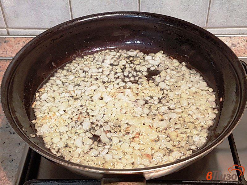 Фото приготовление рецепта: Жареные грибы с пряностями в сметане шаг №4