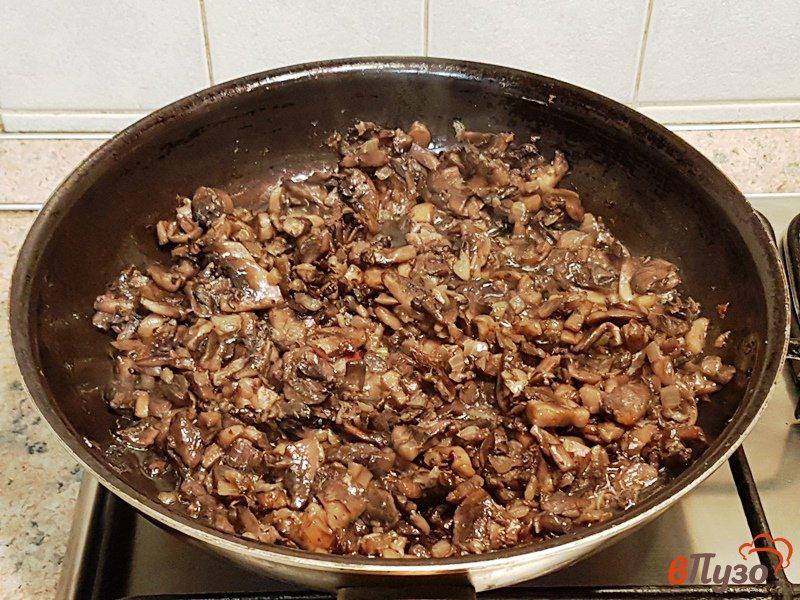 Фото приготовление рецепта: Жареные грибы с пряностями в сметане шаг №5