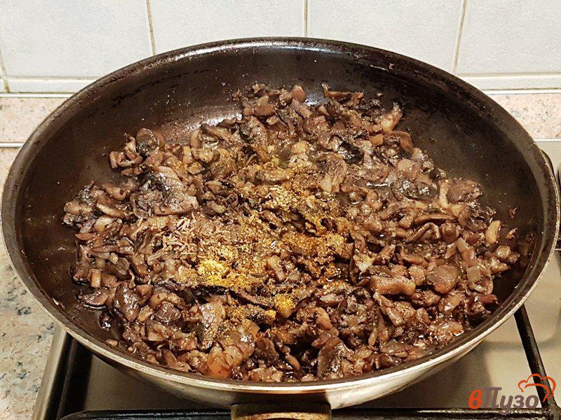 Фото приготовление рецепта: Жареные грибы с пряностями в сметане шаг №6