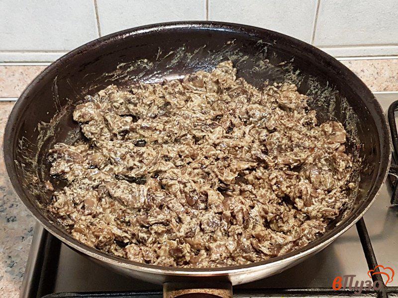 Фото приготовление рецепта: Жареные грибы с пряностями в сметане шаг №7