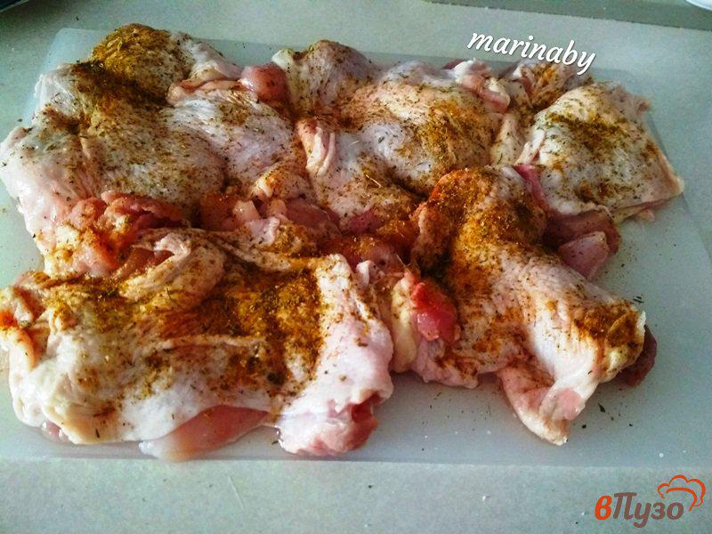 Фото приготовление рецепта: Фаршированные рулетики из куриной мякоти бедра с сыром шаг №4