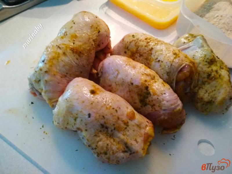 Фото приготовление рецепта: Фаршированные рулетики из куриной мякоти бедра с сыром шаг №9