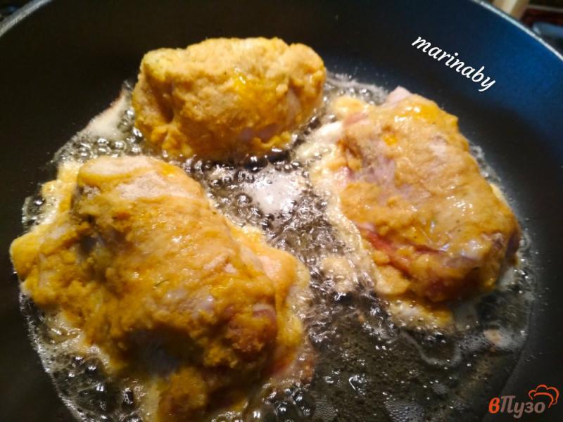 Фото приготовление рецепта: Фаршированные рулетики из куриной мякоти бедра с сыром шаг №10