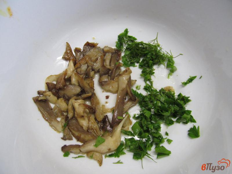 Фото приготовление рецепта: Салат с вешенками и помидором шаг №2