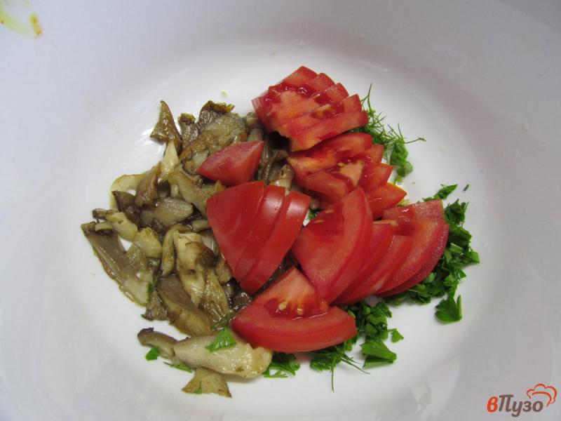 Фото приготовление рецепта: Салат с вешенками и помидором шаг №3