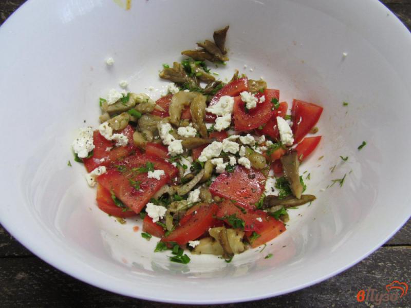 Фото приготовление рецепта: Салат с вешенками и помидором шаг №4