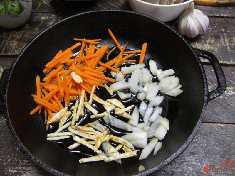 Фото приготовление рецепта: Тушеная капуста с вешенками в томатно-молочном соусе шаг №2