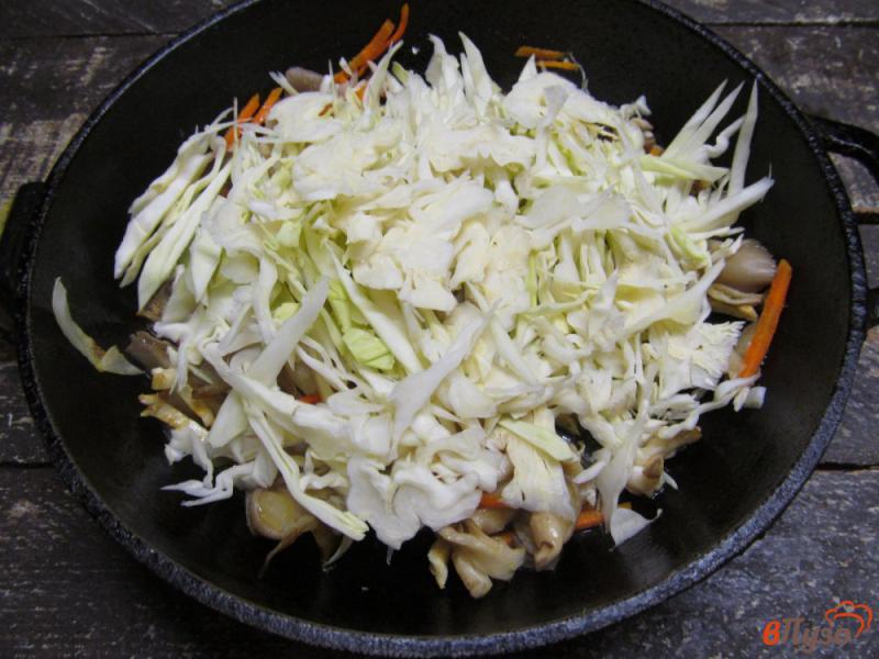 Фото приготовление рецепта: Тушеная капуста с вешенками в томатно-молочном соусе шаг №4