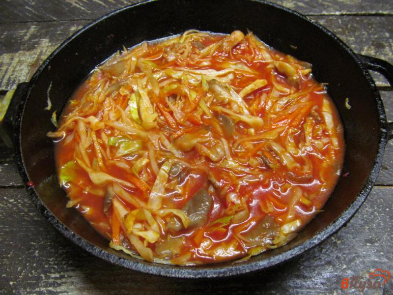 Фото приготовление рецепта: Тушеная капуста с вешенками в томатно-молочном соусе шаг №5
