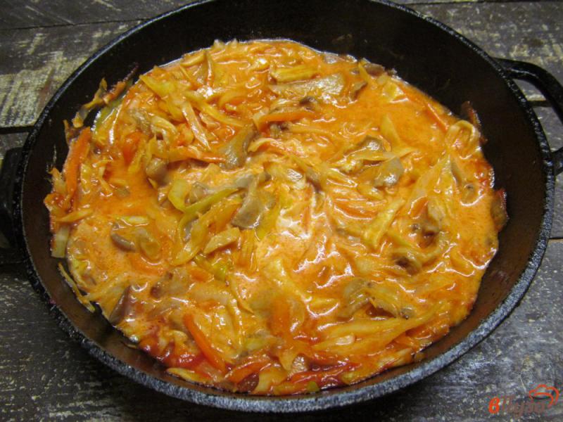 Фото приготовление рецепта: Тушеная капуста с вешенками в томатно-молочном соусе шаг №6