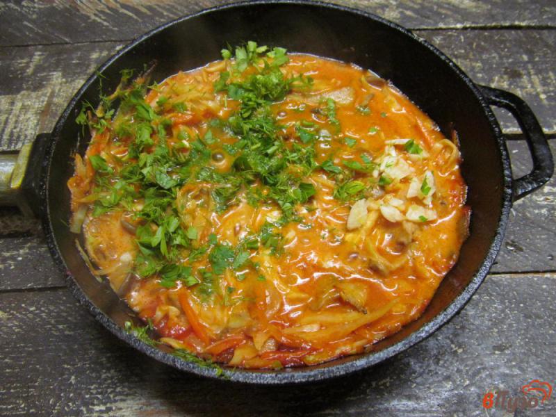 Фото приготовление рецепта: Тушеная капуста с вешенками в томатно-молочном соусе шаг №7