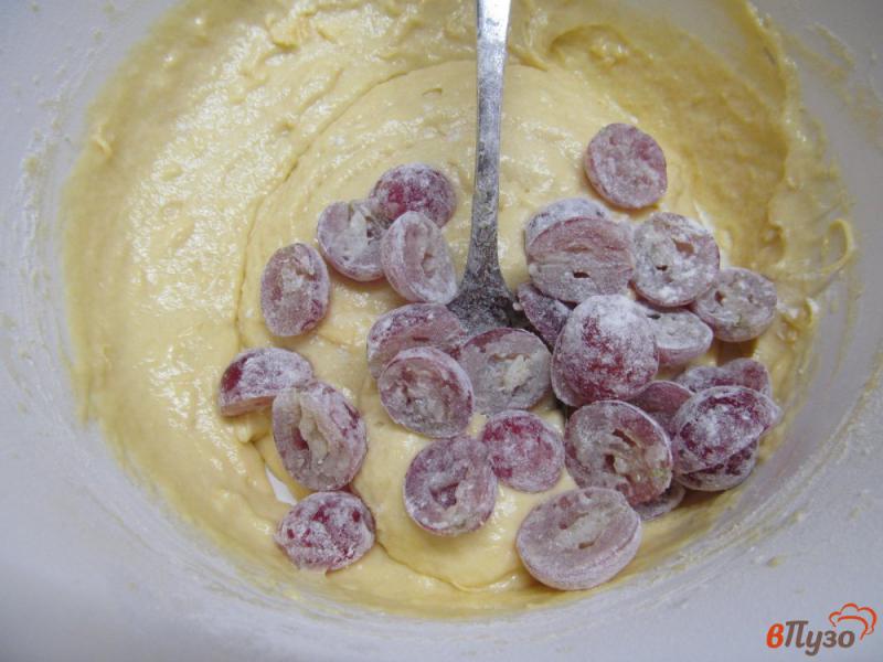 Фото приготовление рецепта: Сырные кексы с виноградом шаг №7