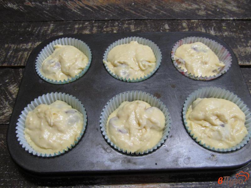 Фото приготовление рецепта: Сырные кексы с виноградом шаг №8