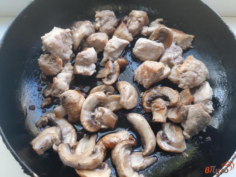 Фото приготовление рецепта: Свинина с грибами в сливовом соусе шаг №3