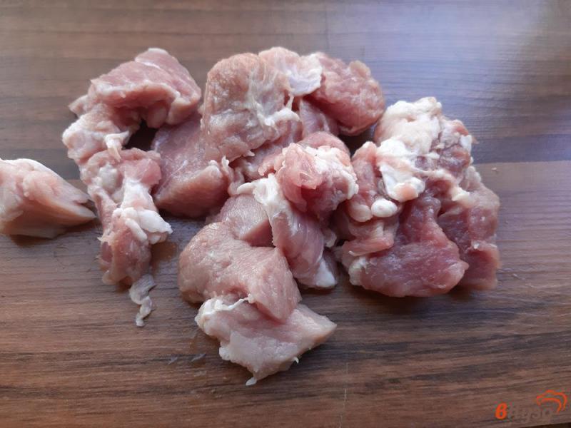 Фото приготовление рецепта: Свинина с грибами в сливовом соусе шаг №1