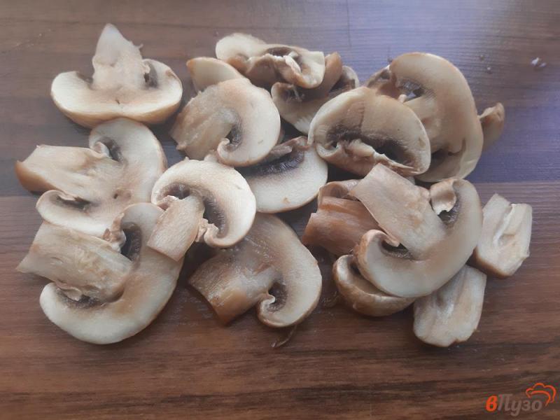 Фото приготовление рецепта: Свинина с грибами в сливовом соусе шаг №2