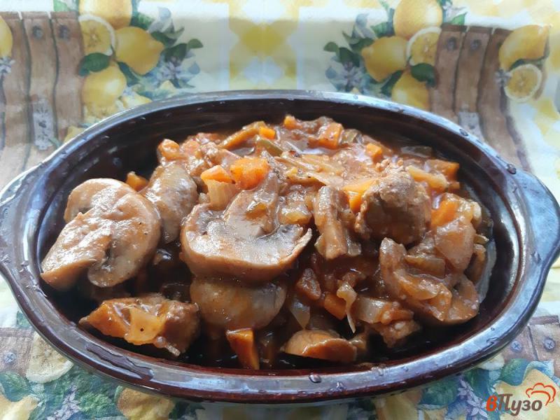 Фото приготовление рецепта: Свинина с грибами в сливовом соусе шаг №8