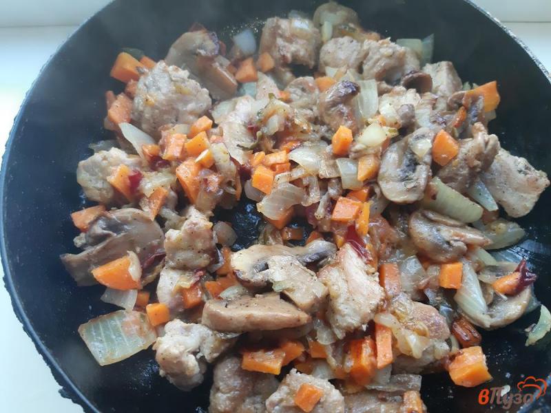 Фото приготовление рецепта: Свинина с грибами в сливовом соусе шаг №6