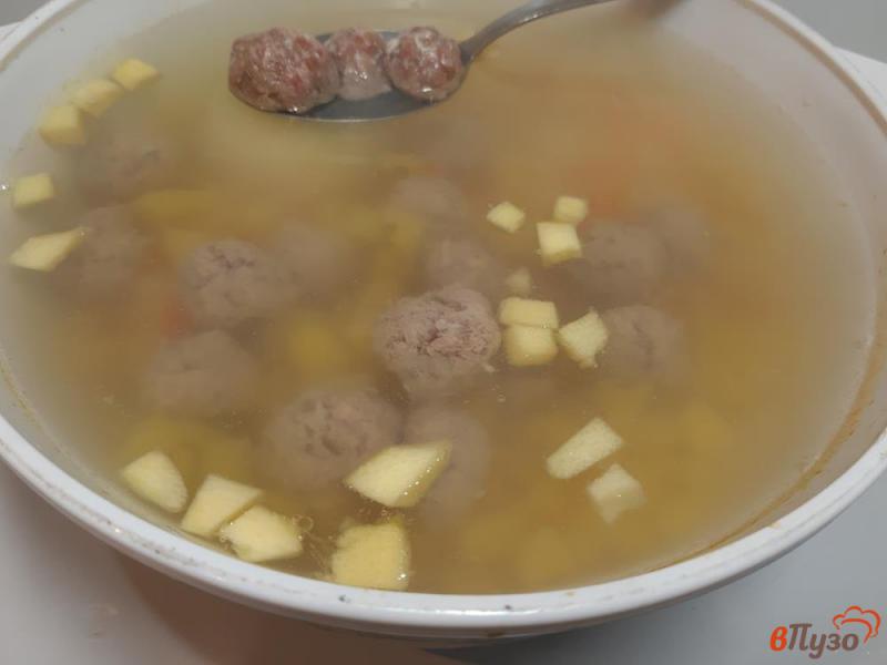 Фото приготовление рецепта: Суп овощной с фрикадельками и сухариками шаг №5