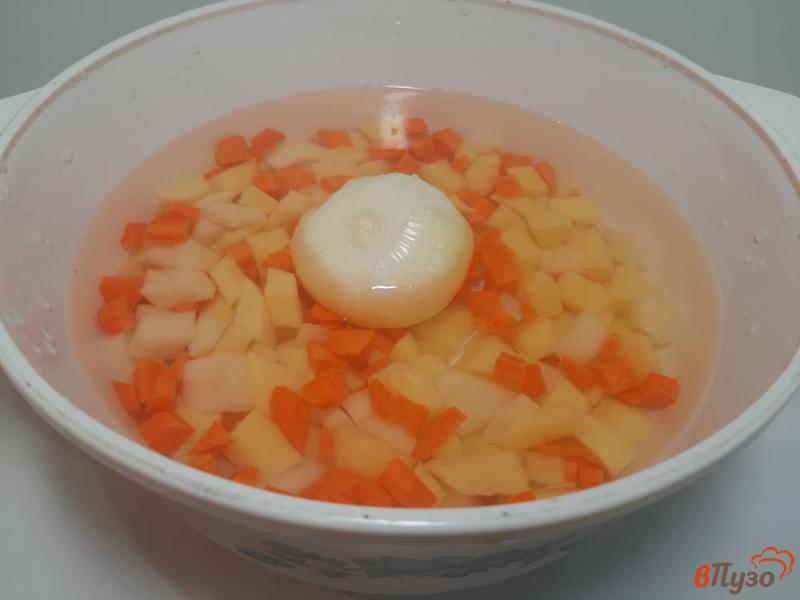 Фото приготовление рецепта: Суп овощной с фрикадельками и сухариками шаг №2