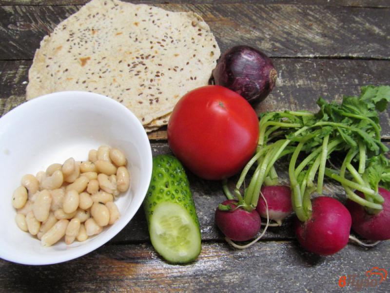 Фото приготовление рецепта: Овощной салат с гренками из лепешки и фасолью шаг №1