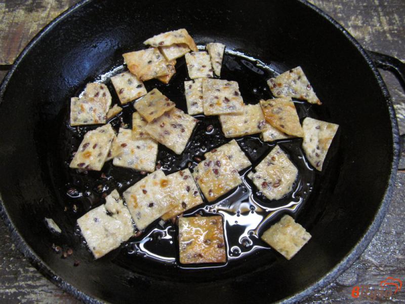 Фото приготовление рецепта: Овощной салат с гренками из лепешки и фасолью шаг №2