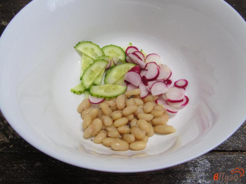 Фото приготовление рецепта: Овощной салат с гренками из лепешки и фасолью шаг №3
