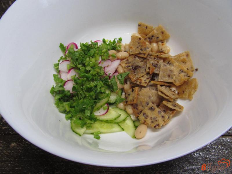 Фото приготовление рецепта: Овощной салат с гренками из лепешки и фасолью шаг №4