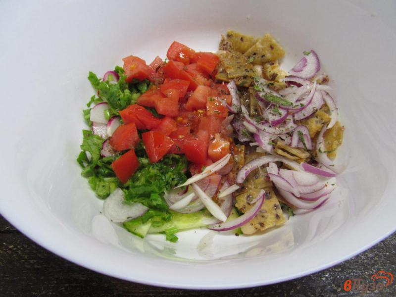 Фото приготовление рецепта: Овощной салат с гренками из лепешки и фасолью шаг №5