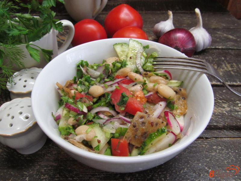 Фото приготовление рецепта: Овощной салат с гренками из лепешки и фасолью шаг №9