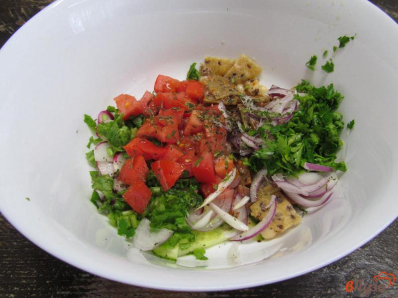 Фото приготовление рецепта: Овощной салат с гренками из лепешки и фасолью шаг №7