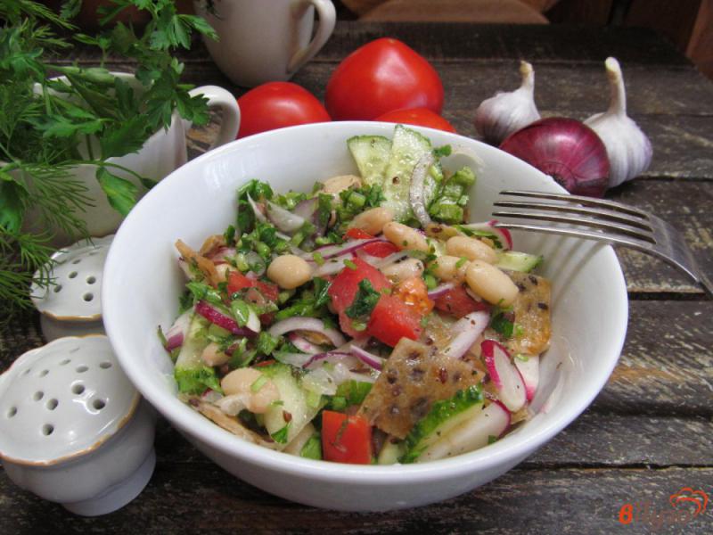 Фото приготовление рецепта: Овощной салат с гренками из лепешки и фасолью шаг №8