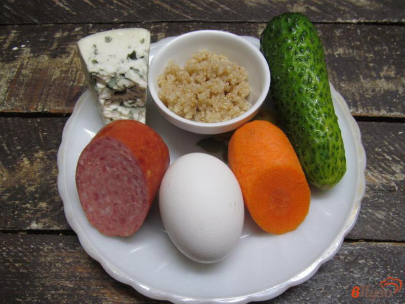 Фото приготовление рецепта: Слоеный салат из киноа салями с овощами и сыром шаг №1