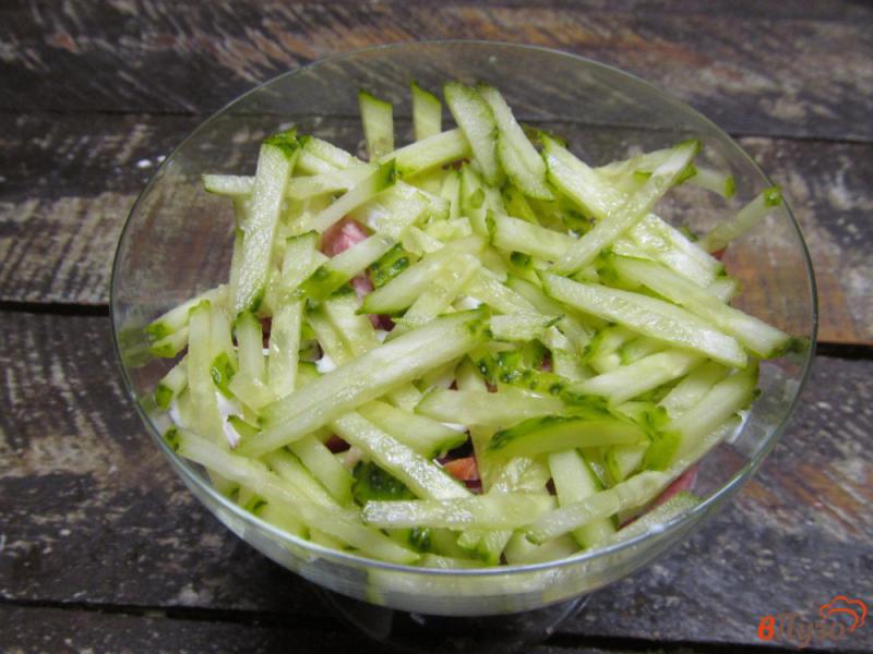 Фото приготовление рецепта: Слоеный салат из киноа салями с овощами и сыром шаг №4